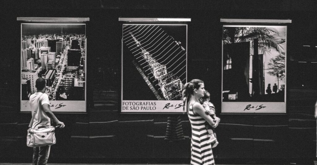 Street scene in São Paulo featuring people and black and white city photos.