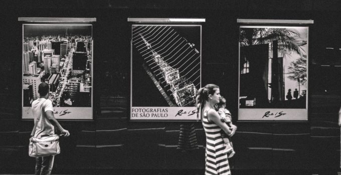 Street scene in São Paulo featuring people and black and white city photos.